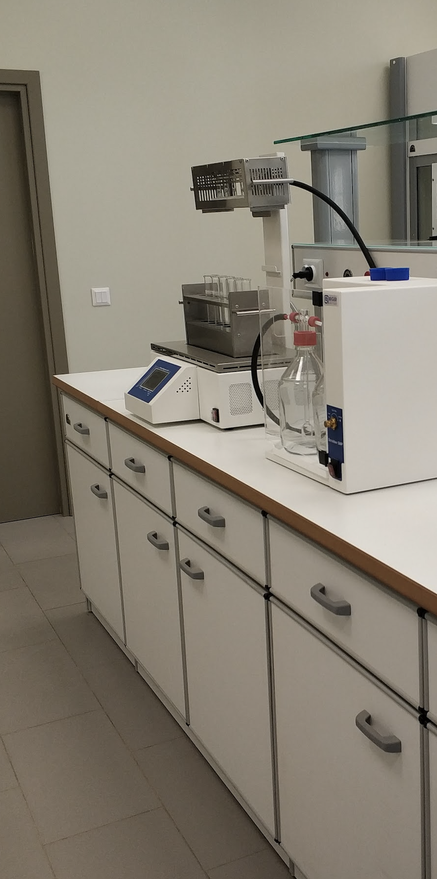 Φωτογραφία εργαστηρίου με εξοπλισμό για αξιολόγηση τροφίμων και καλλυντικών προϊόντων